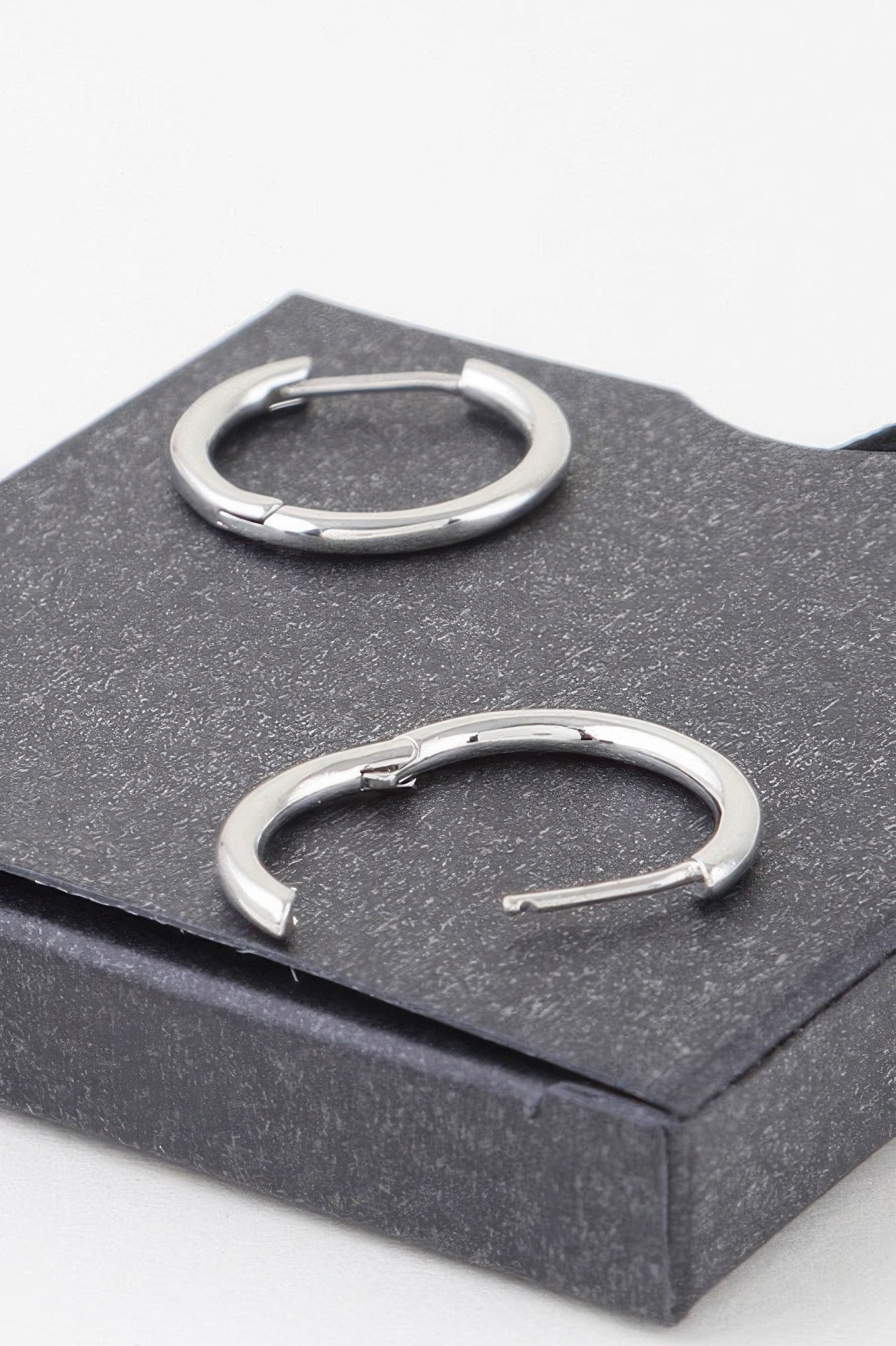 Minimal Shiny Clasp Earrings - Wear Arielle