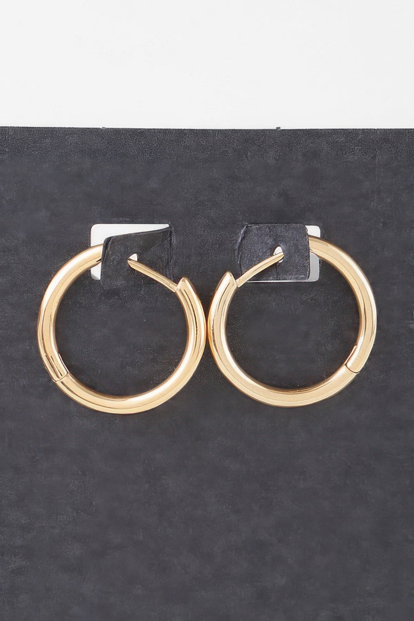 Minimal Shiny Clasp Earrings - Wear Arielle